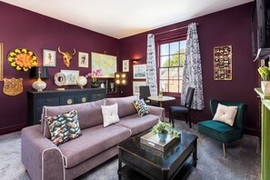 เอ็กเซกคิวทีฟอพาร์ทเมนท์, 1 ห้องนอน, วิวสวนหย่อม | บริเวณนั่งเล่น | ทีวีจอแบน 42 นิ้ว พร้อมช่องดิจิตอล