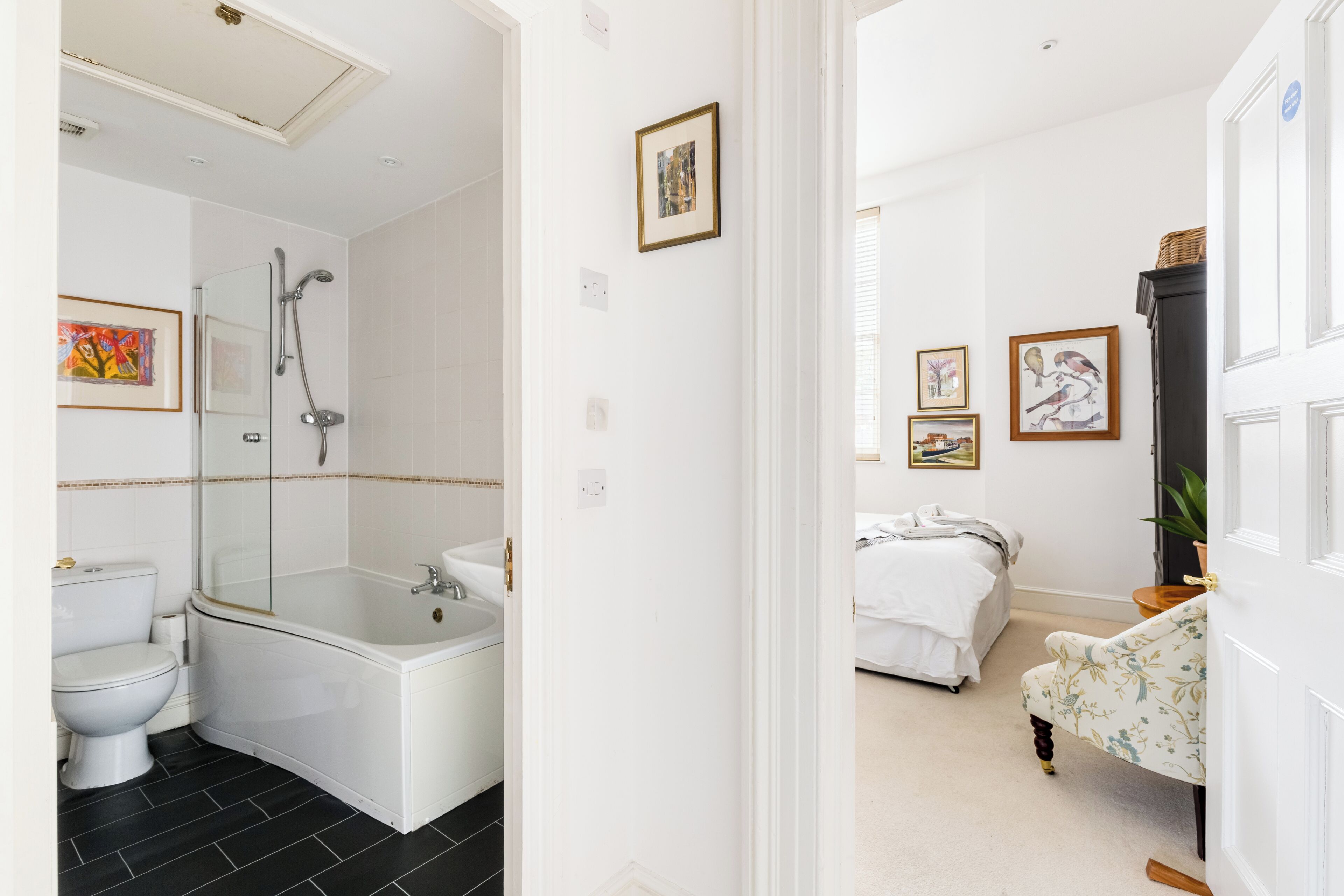 Un baño moderno con ducha de vidrio, inodoro blanco y bañera.