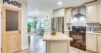 Rural Retreat! Florida Cottage w/ Screened Patio