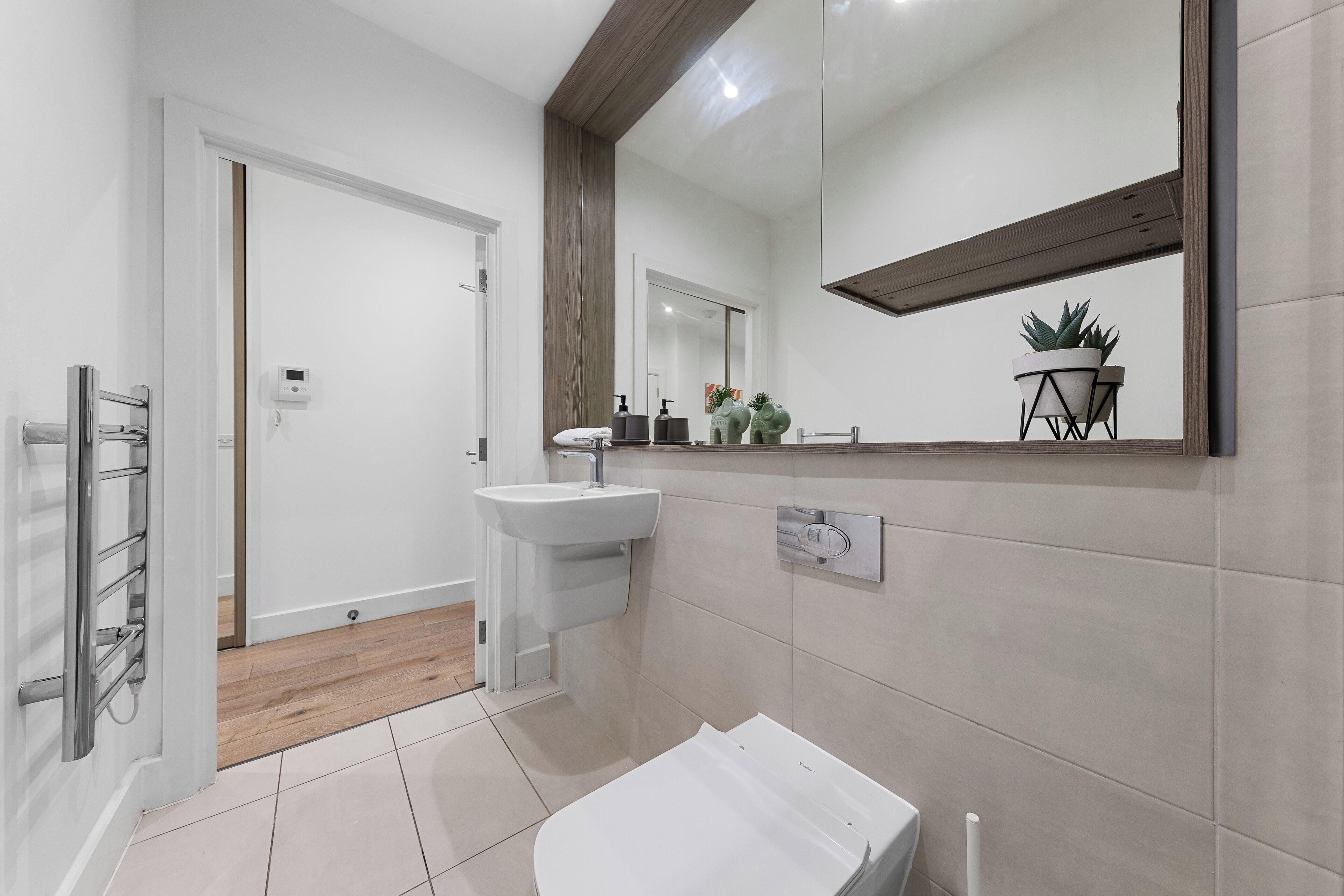 Apartment | Bathroom | Shower, towels, toilet paper
