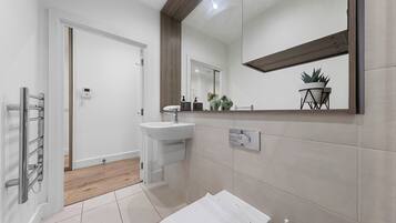 Apartment | Bathroom | Shower, towels, toilet paper