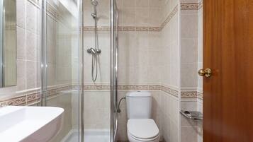 Een douche, gratis toiletartikelen, een haardroger, handdoeken
