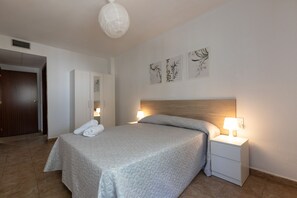 1 habitación, escritorio, tabla de planchar con plancha y wifi gratis 