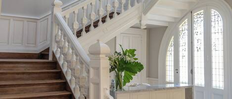 Check-in/check-out kiosk