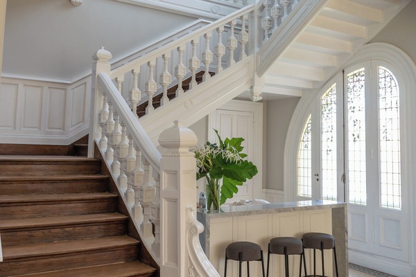 Check-in/check-out kiosk