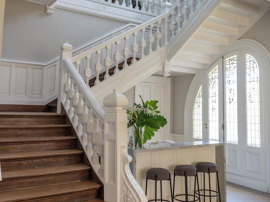 Check-in/check-out kiosk