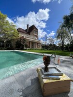Una piscina al aire libre