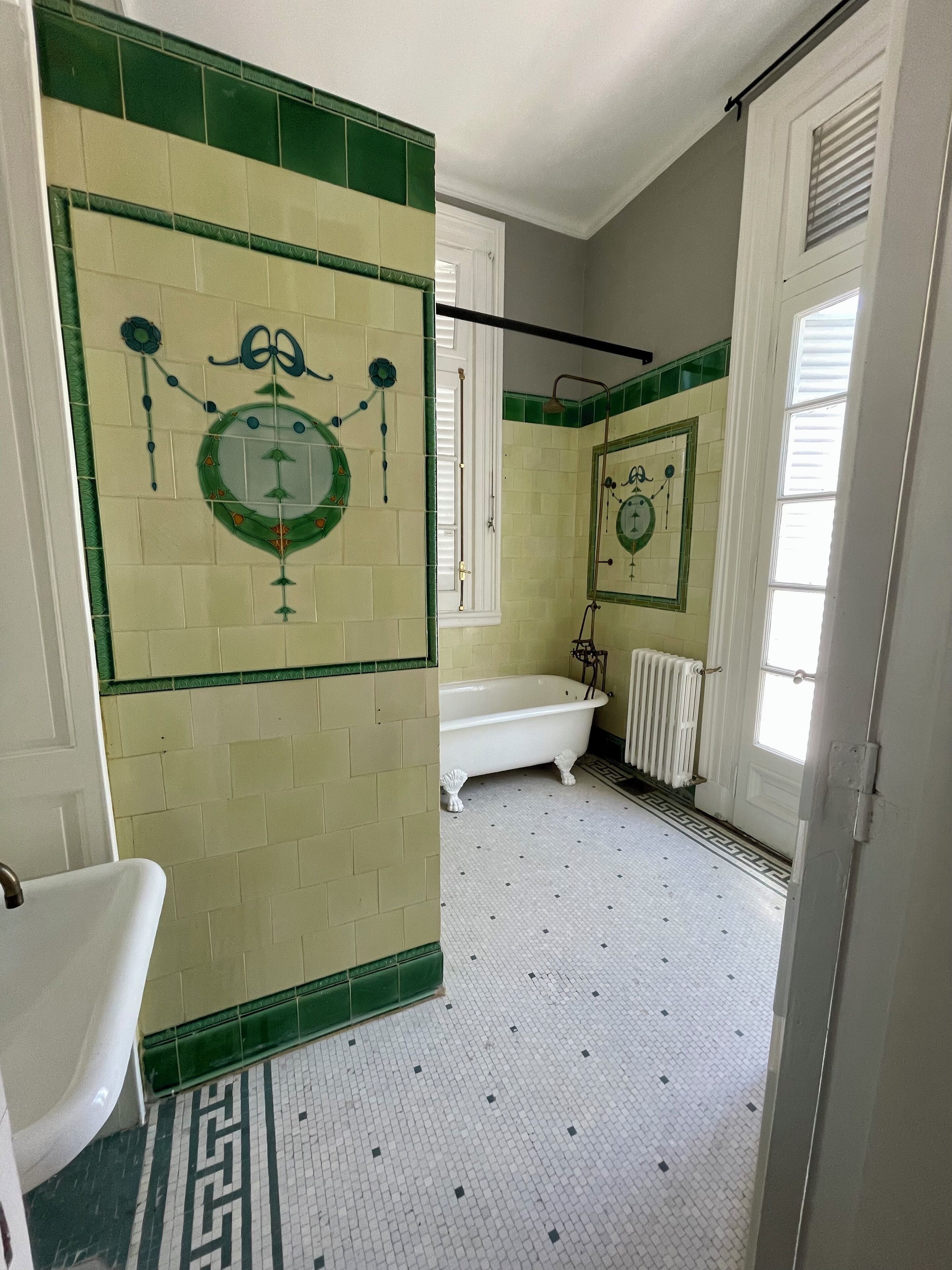 Ein Badezimmer mit einer Badewanne, einer Toilette und einer Duschkabine.