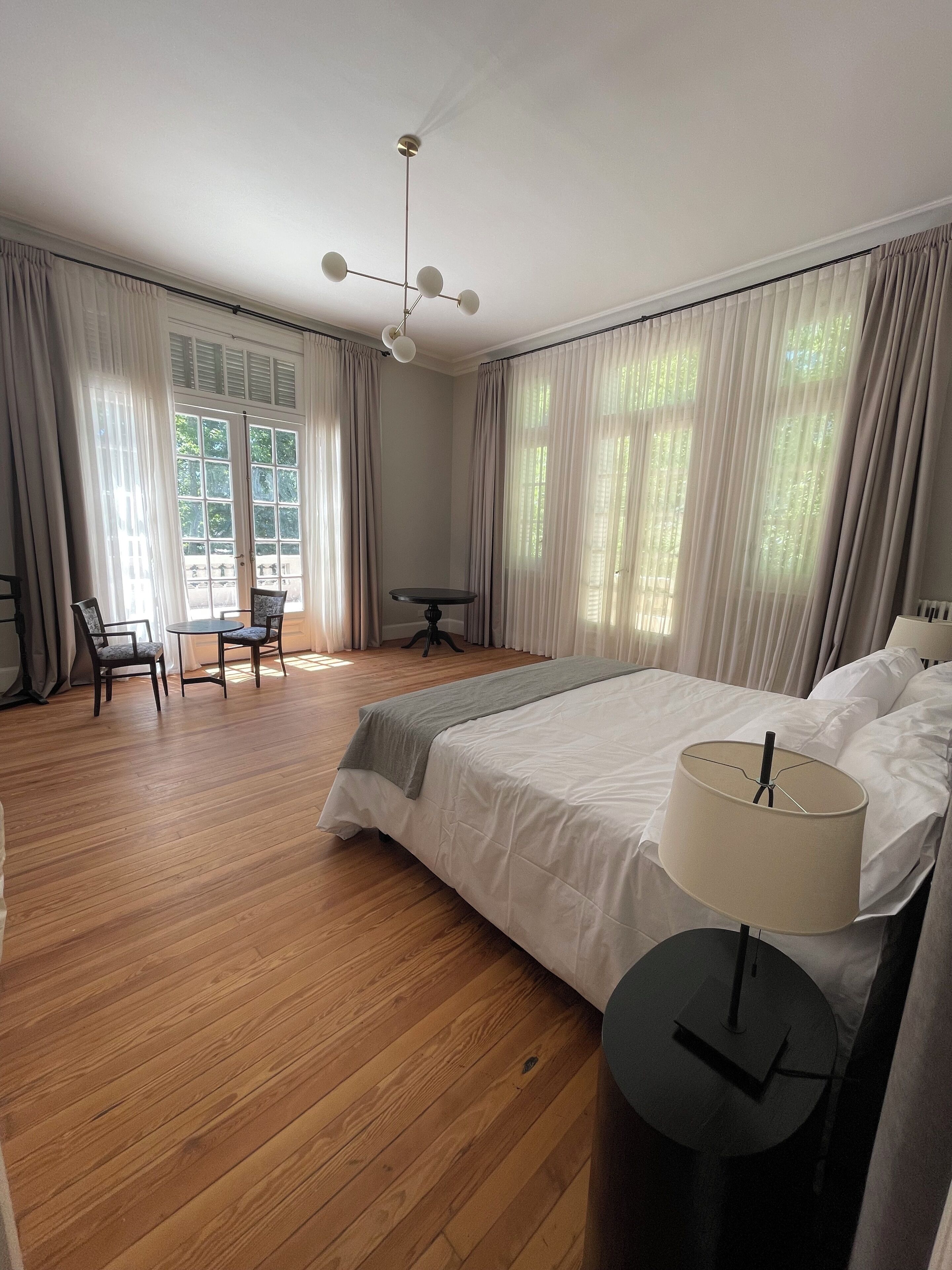 Caja de seguridad en la habitación y cortinas blackout 