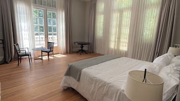 Caja de seguridad en la habitación y cortinas blackout