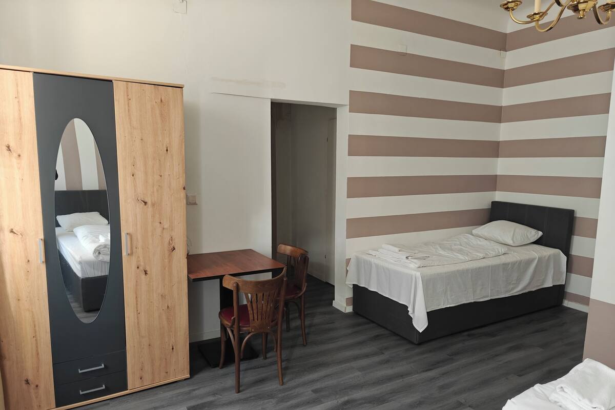 Ein Schlafzimmer mit einem Bett, einem Schreibtisch und einem Kleiderschrank.