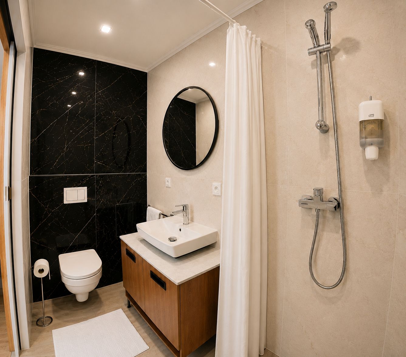 Une salle de bain moderne avec un mur en marbre noir, un lavabo blanc, un meuble-lavabo en bois, un miroir rond, une douche avec un pommeau de douche à main et des toilettes.