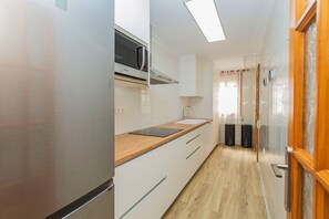 Frigorífico, microondas, placa de cocina y cafetera o tetera