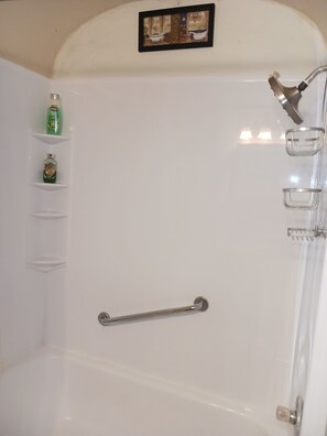 Haartrockner, Handtücher, Seife, Shampoo