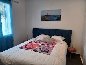 3 عدّة غرف نوم ومكواة/لوح كي وواي فاي وملاءات أسرّة