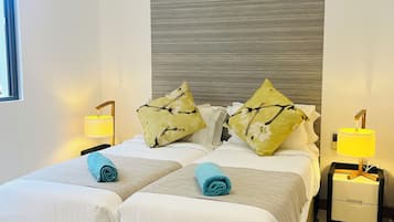 3 sovrum, vÀrdeförvaringsskÄp pÄ rummet och skrivbord