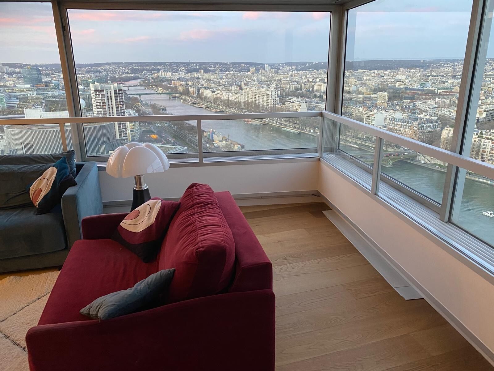 Smart-tv, boeken, een stereo en een computerscherm