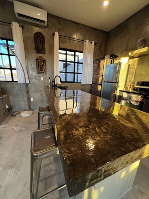 Een magnetron, een oven, een kookplaat, een vaatwasser