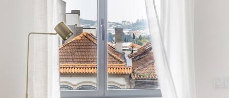 Tabla de planchar con plancha, wifi y ropa de cama