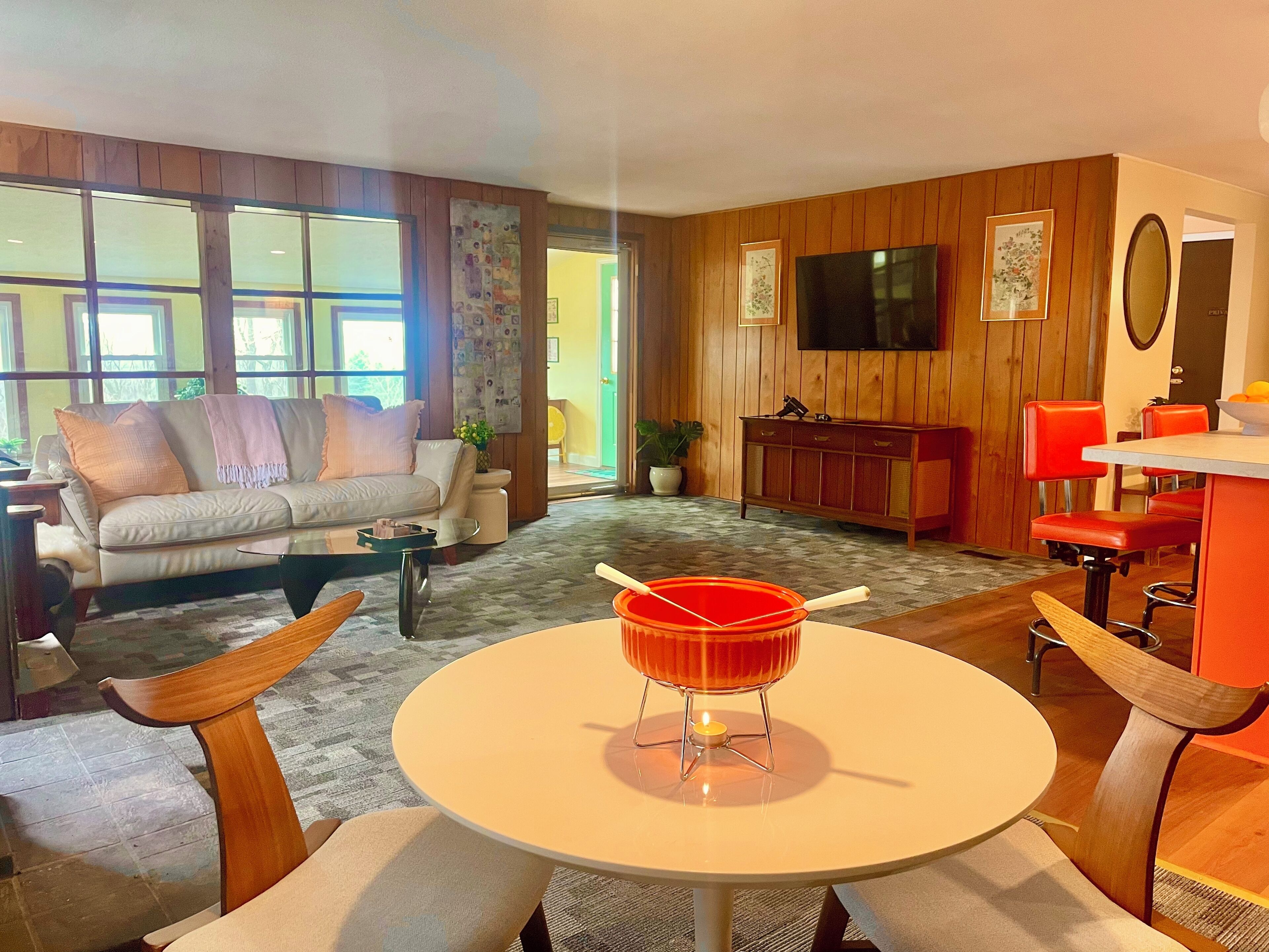 Älytelevisio, takka, kirjoja