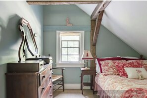 2 bedrooms, desk, iron/ironing board, WiFi