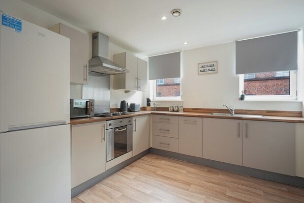 Fridge, microwave, oven, stovetop - 2BR Apt By Eason Stays Short Lets Sheffield (Sheffield)