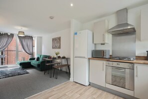 Fridge, microwave, oven, stovetop - 2BR Apt By Eason Stays Short Lets Sheffield (Sheffield)