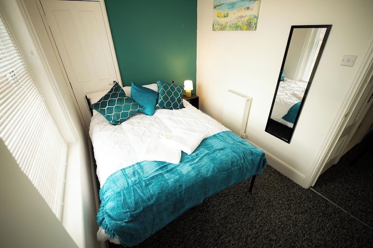 1 bedroom, iron/ironing board, internet, bed sheets