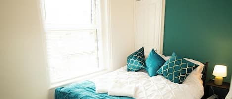 2 bedrooms, iron/ironing board, internet, bed sheets