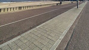 A coastal promenade with a paved walkway, benches, and street lamps. - 20%OFF|MonthlyEscape|Family|Leisure|WiFi|Sleeps4 (Suffolk)