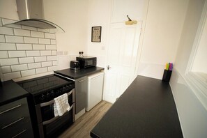 Fridge, microwave, oven, toaster - Comfort Apt By Eason Stays Short Lets Lowestoft (Suffolk)