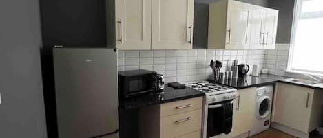 Réfrigérateur, micro-ondes, grille-pain