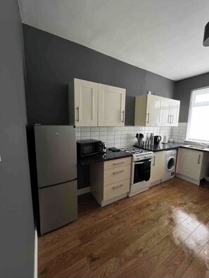 Fridge, microwave, toaster - 2BR Apt By Eason Stays Short Lets Warrington (Warrington & St Helens)