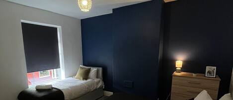 2 habitaciones, tabla de planchar con plancha, wifi y ropa de cama