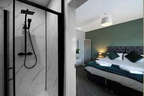 2 bedrooms, iron/ironing board, Internet, bed sheets