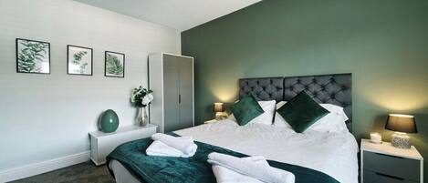 3 bedrooms, iron/ironing board, internet, bed sheets