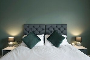 2 bedrooms, iron/ironing board, internet, bed sheets