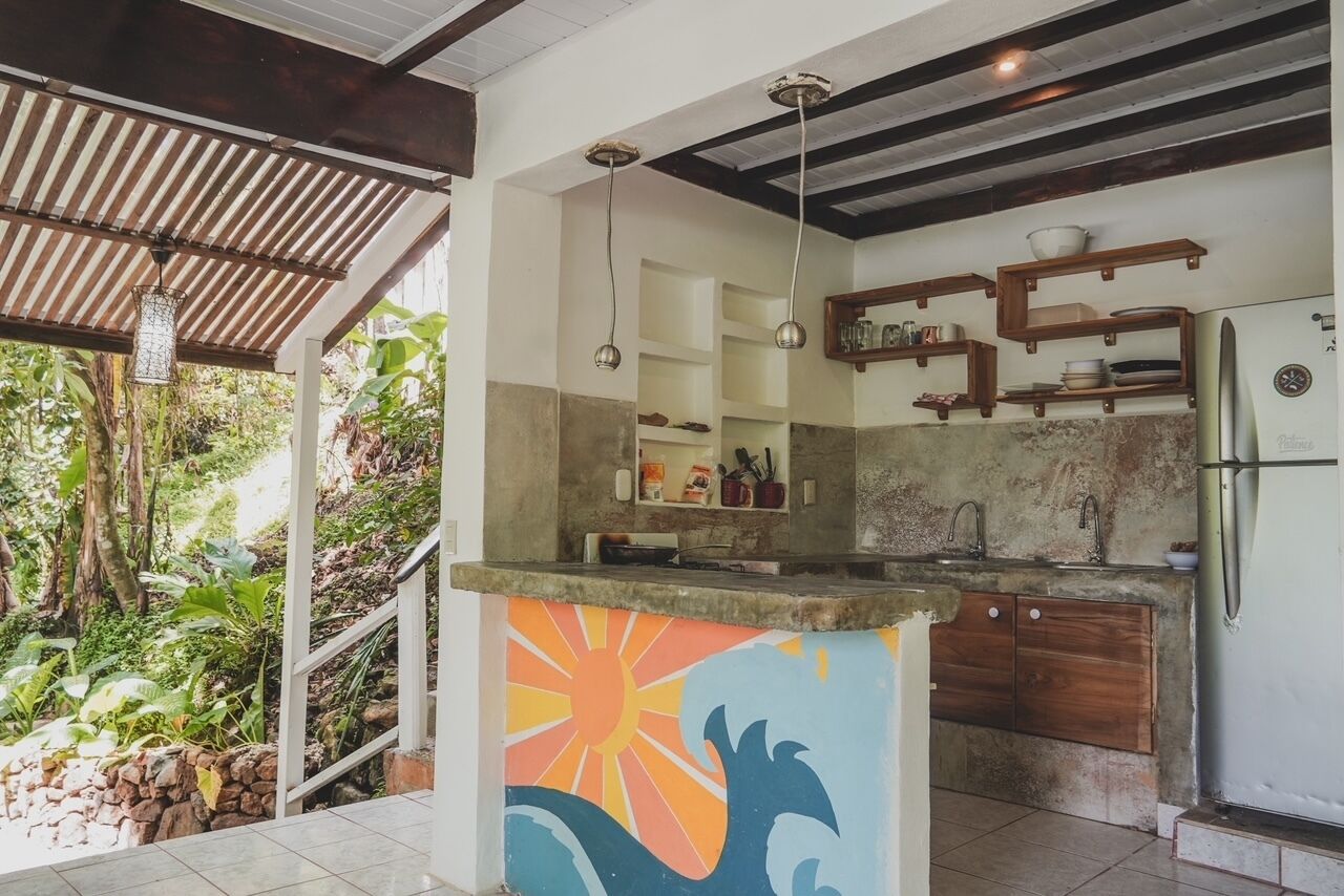 Full-sized fridge, microwave, oven, stovetop