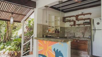 Full-sized fridge, microwave, oven, stovetop
