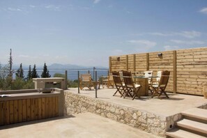 Outdoor dining - Endogeios Luxury Villas (Loutraki)