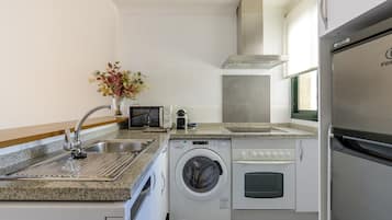 Een koelkast, een magnetron, een oven, een vaatwasser