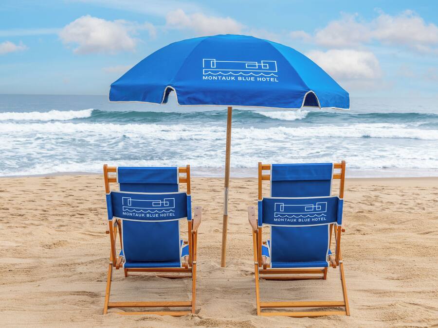 Aan het strand, ligstoelen aan het strand, parasols, strandlakens