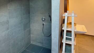 Dusche, Haartrockner, Seife, Toilettenpapier