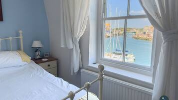 3 bedrooms, desk, iron/ironing board, travel crib