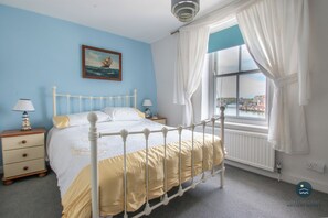 3 bedrooms, desk, iron/ironing board, travel crib - 14 Nothe Parade - Waterfront Holiday Cottage (Weymouth)