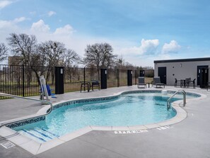 Seasonal outdoor pool - Atwell Suites Fort Worth Alliance Area by IHG (Fort Worth)