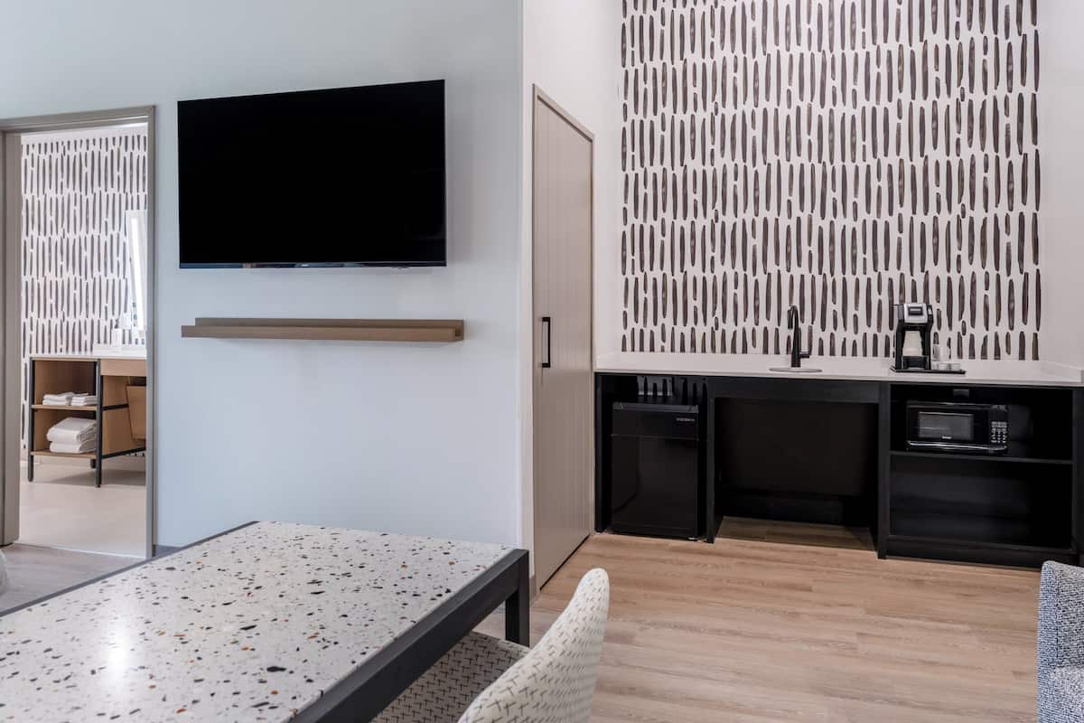 Safe på rommet, skrivebord og skrivebord for bærbar PC