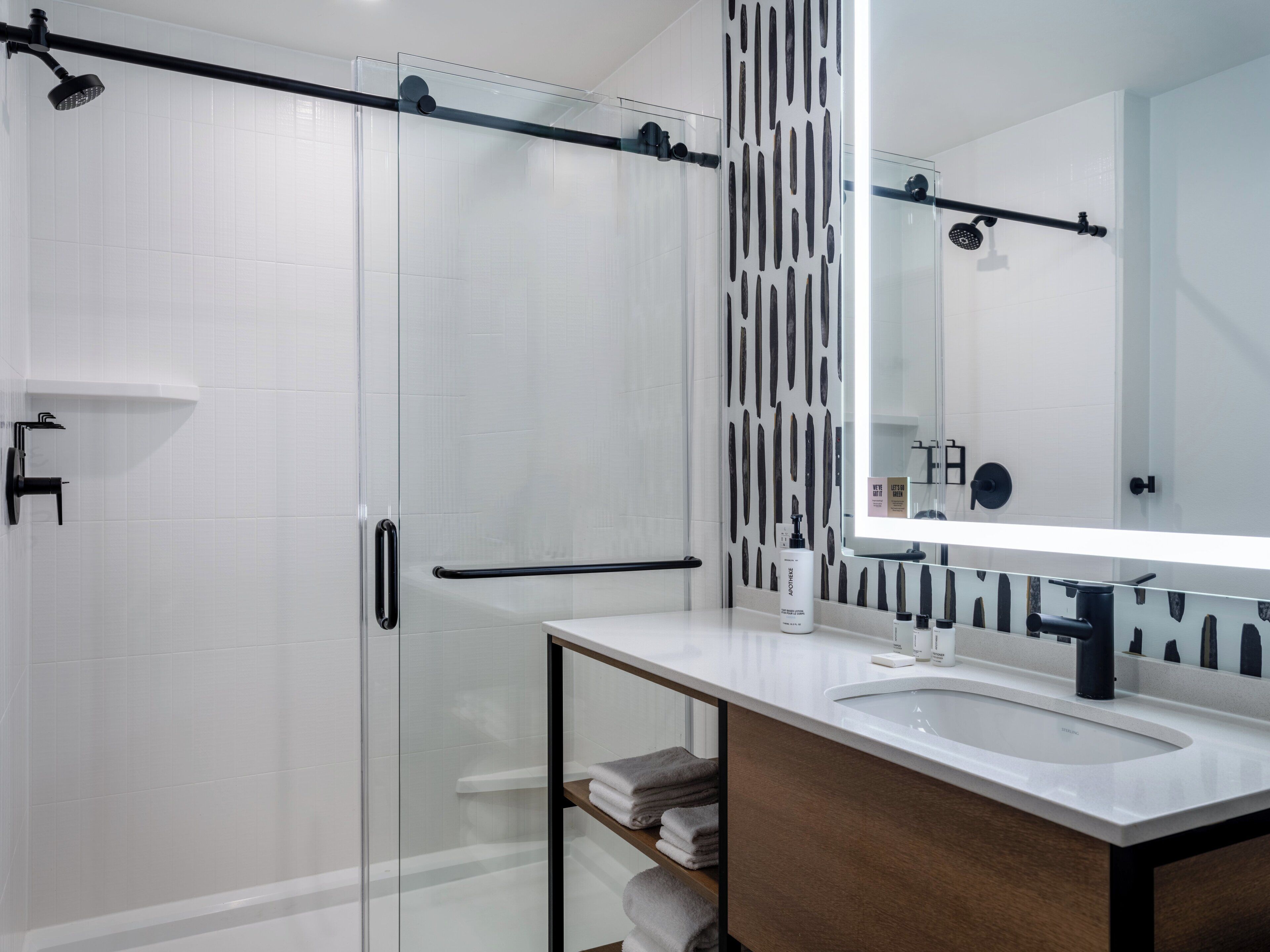 Caja de seguridad en la habitación y escritorio 