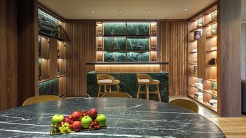 Ropa de cama de alta calidad y minibar 