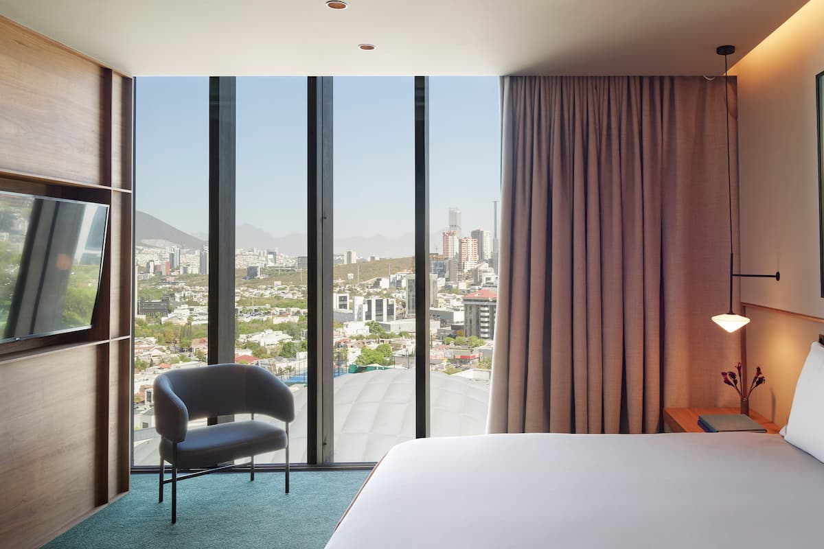 Club Room, 1 King Bed, Accessible, Corner (Walk-In Shower) | Premium bedding, minibar, in-room safe, individually decorated